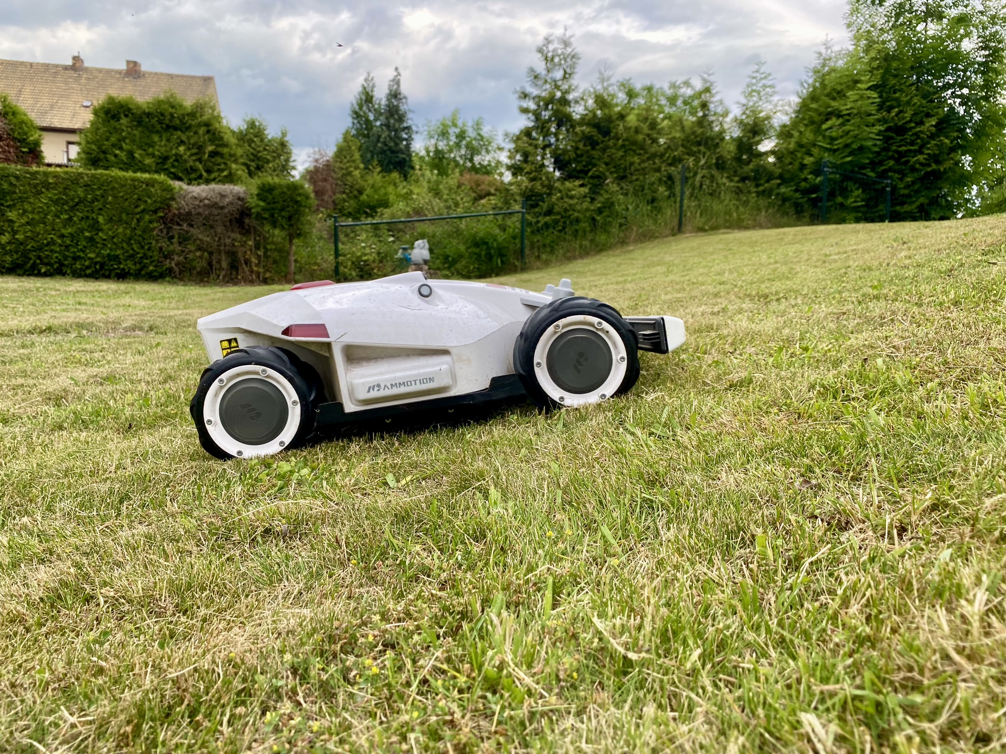 Einer der ersten Mammotion LUBA Mähroboter aus dem Jahr 2023